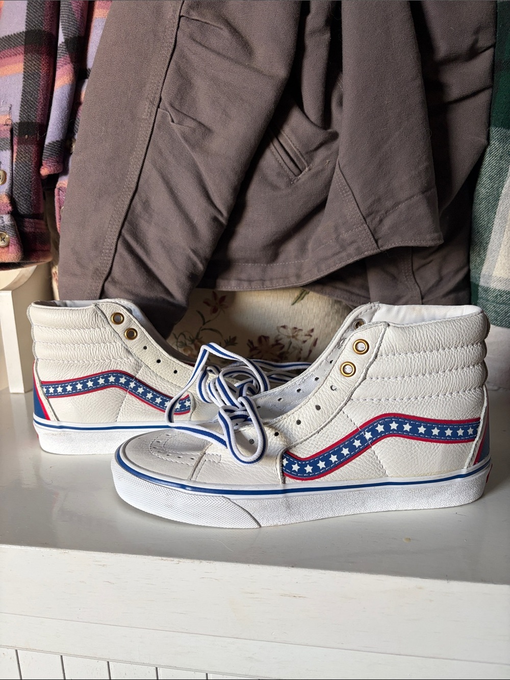 Vans White High-Top Sneakers Red and Blue Star Wave Men’s 6 1/2 Women’s 8